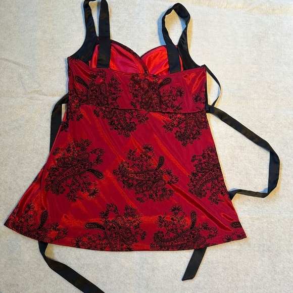 Red with black embellishments - Picture 2 of 2